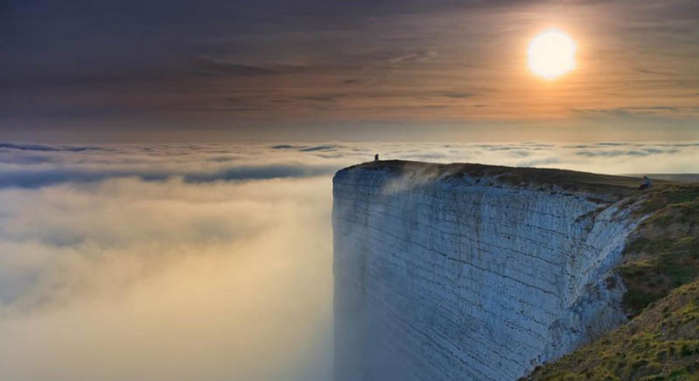 T. Ágoston László: A szikla szélén